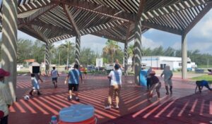 Adolescentes en proceso de reinserción social juegan fútbol playero en Miramar